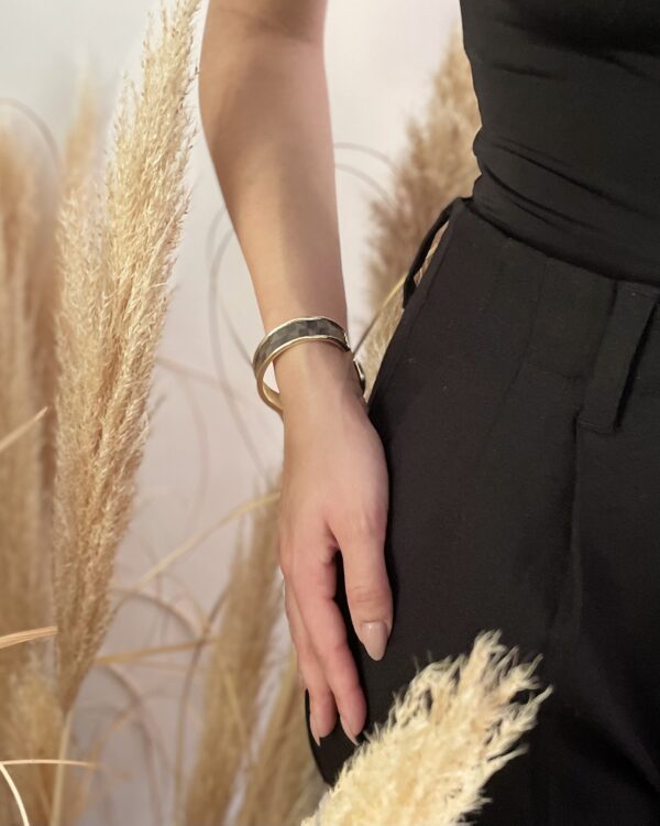 Bracelet en laiton doré avec motif diamants facettés gris – Collection Reflets Précieux – Atelier Gahia