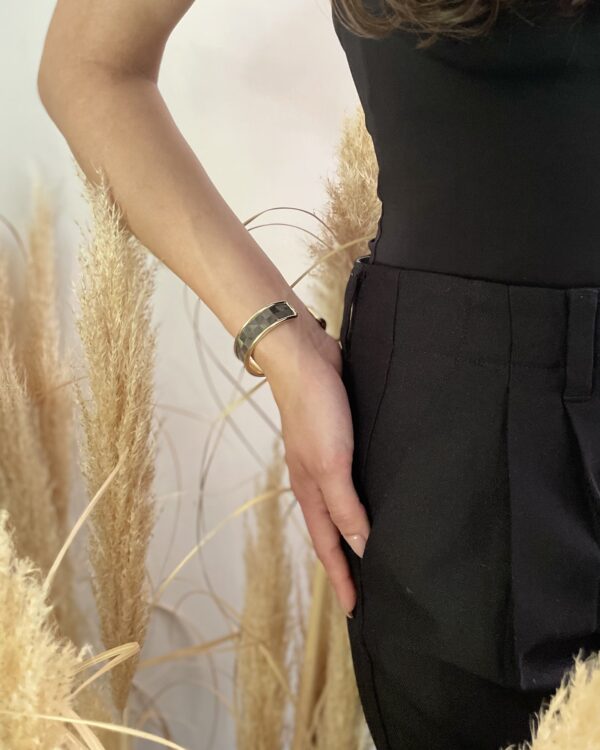 : Bracelet gris facetté en laiton doré porté – Collection Reflets Précieux – Atelier Gahia