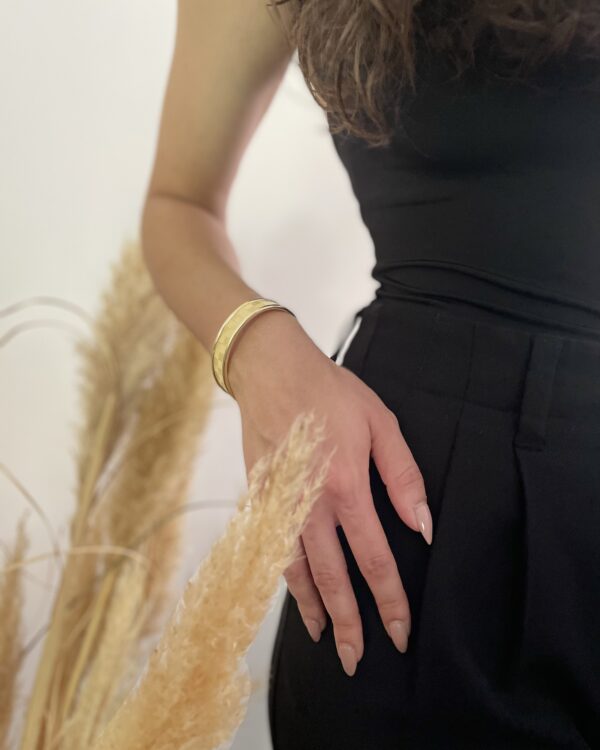 Détail du bracelet doré Atelier Gahia en paille naturelle, motif facetté