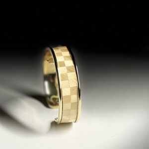 Bracelet en laiton doré avec marqueterie de paille naturelle, motif diamants facettés – Atelier Gahia