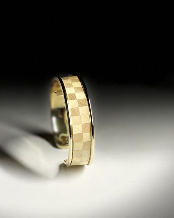 Bracelet en laiton doré avec marqueterie de paille naturelle, motif diamants facettés – Atelier Gahia