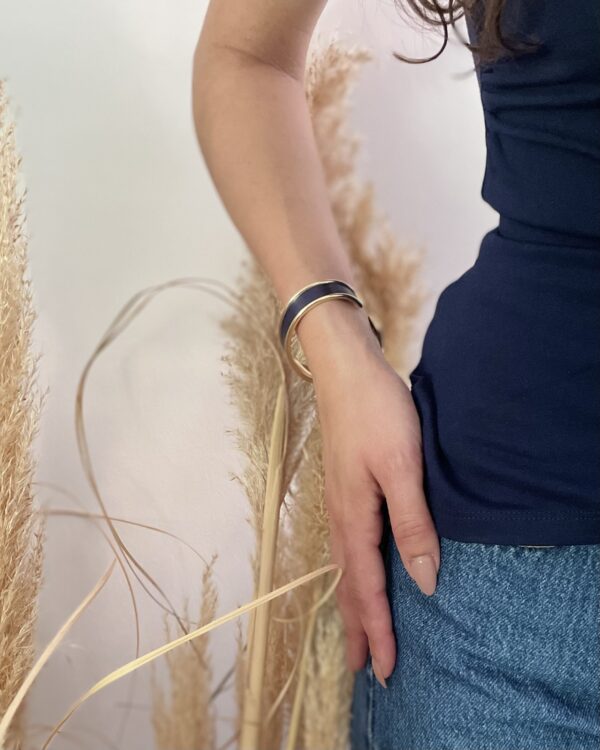 Bracelet bleu en marqueterie de paille, motif soyeux – Collection Lumière Fine – Atelier Gahia