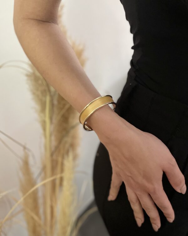 Bracelet doré en marqueterie de paille, aspect soyeux – Atelier Gahia