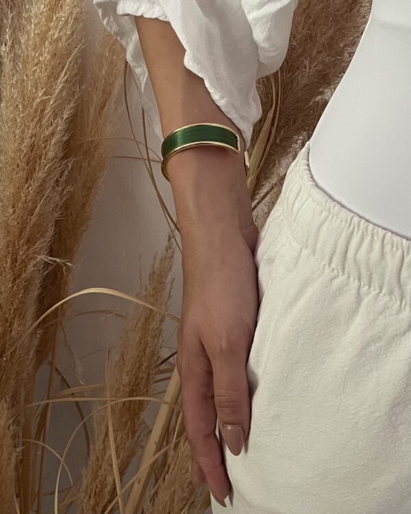 Bracelet vert en marqueterie de paille sur laiton doré – Atelier Gahia