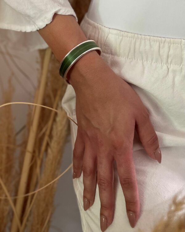 Bracelet artisanal vert – laiton argenté – marqueterie de paille – Atelier Gahia
