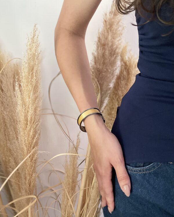 Bracelet en paille dorée porté – Atelier Gahia – Collection Éclat Serein