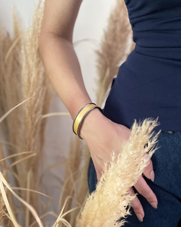 Bracelet doré en paille – détail du poignet – Atelier Gahia