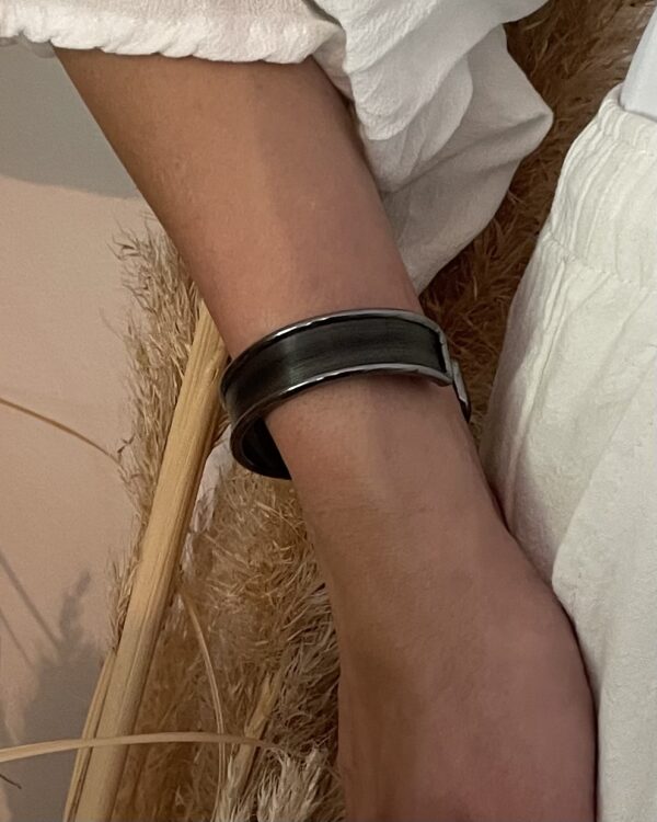 Bracelet gris en paille de seigle, finition satin droit, porté sur un poignet – Atelier Gahia, collection Éclat Serein