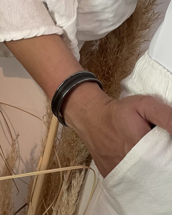 Bracelet en paille gris argenté vieilli – Atelier Gahia – collection Éclat Serein – bras en tenue blanche