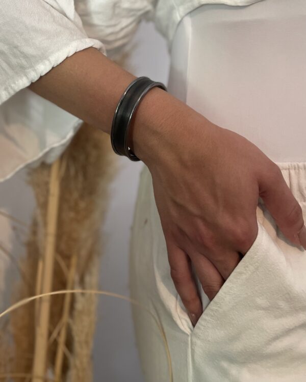 Bracelet gris raffiné en paille – Collection Éclat Serein – Atelier Gahia