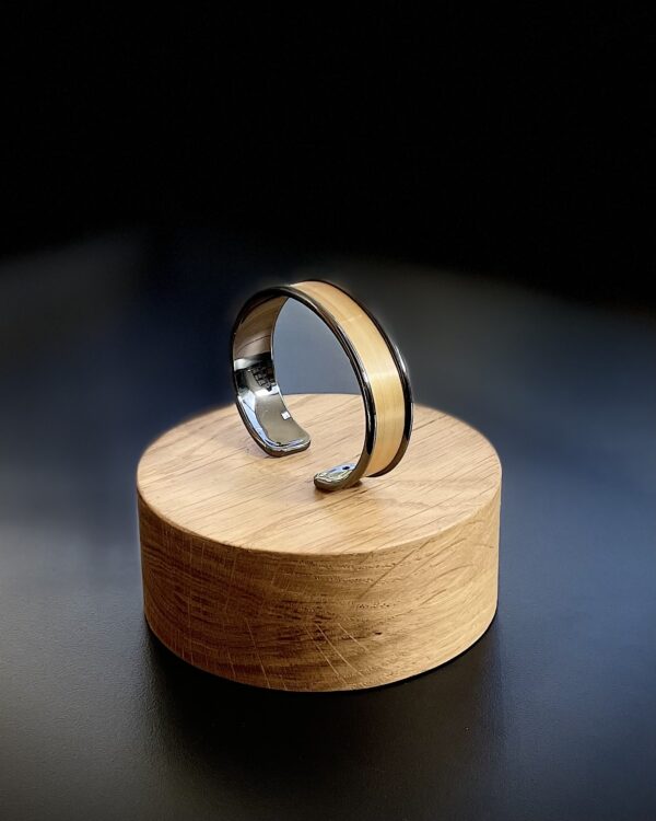Bracelet doré en marqueterie de paille sur support bois – Atelier Gahia