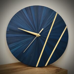 Horloge murale bleue en paille dorée – Collection Reflet Céleste