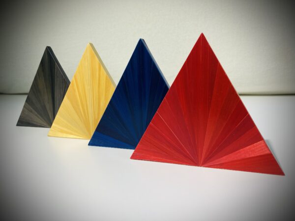 Série de pyramides dorées en marqueterie de paille – Atelier Gahia
