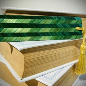 Marque-page vert émeraude avec pompon doré – Atelier Gahia