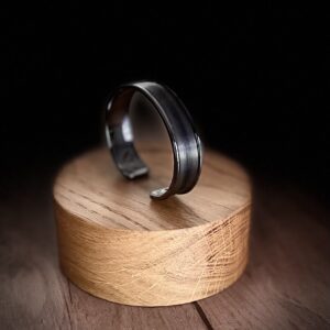 Bracelet en laiton argenté vieilli avec motif satin droit aspect soyeux – couleur gris – Collection Éclat Serein – Atelier Gahia
