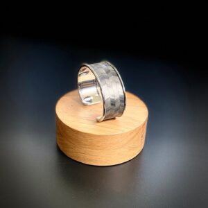 Bracelet argent vieilli 20 mm en marqueterie de paille grise, motif chevrons – Atelier Gahia